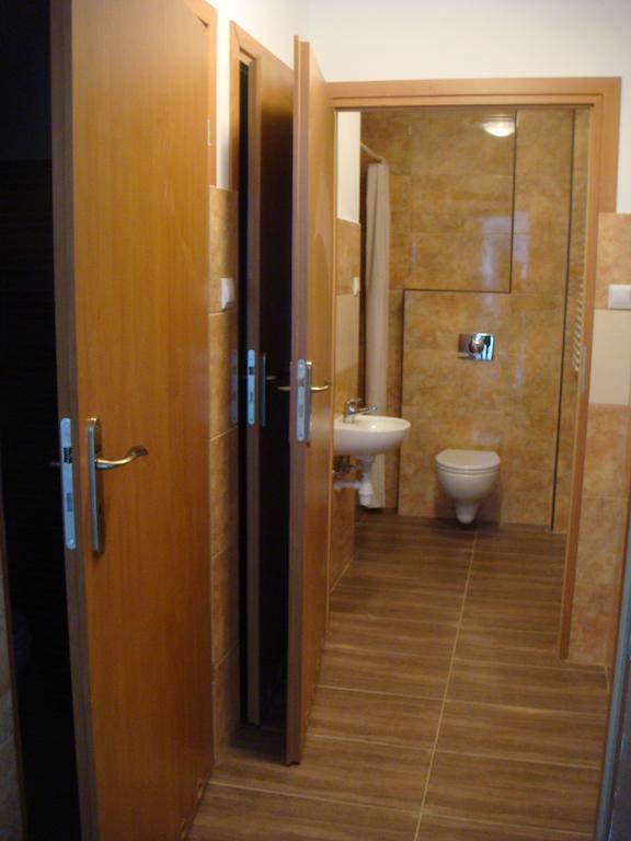 Hostel Omega رشيشوف المظهر الخارجي الصورة